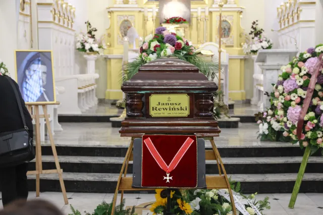 Pogrzeb Janusza Rewińskiego. Pożegnali go przyjaciele z dawnych lat [FOTO]