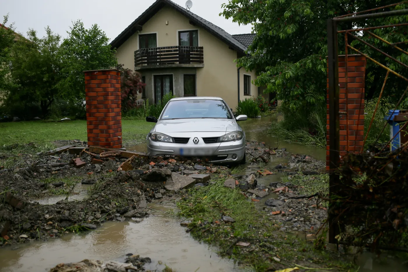 Posesja przy zalanej drodze w Hałcnowie – dzielnicy Bielska-Białej
