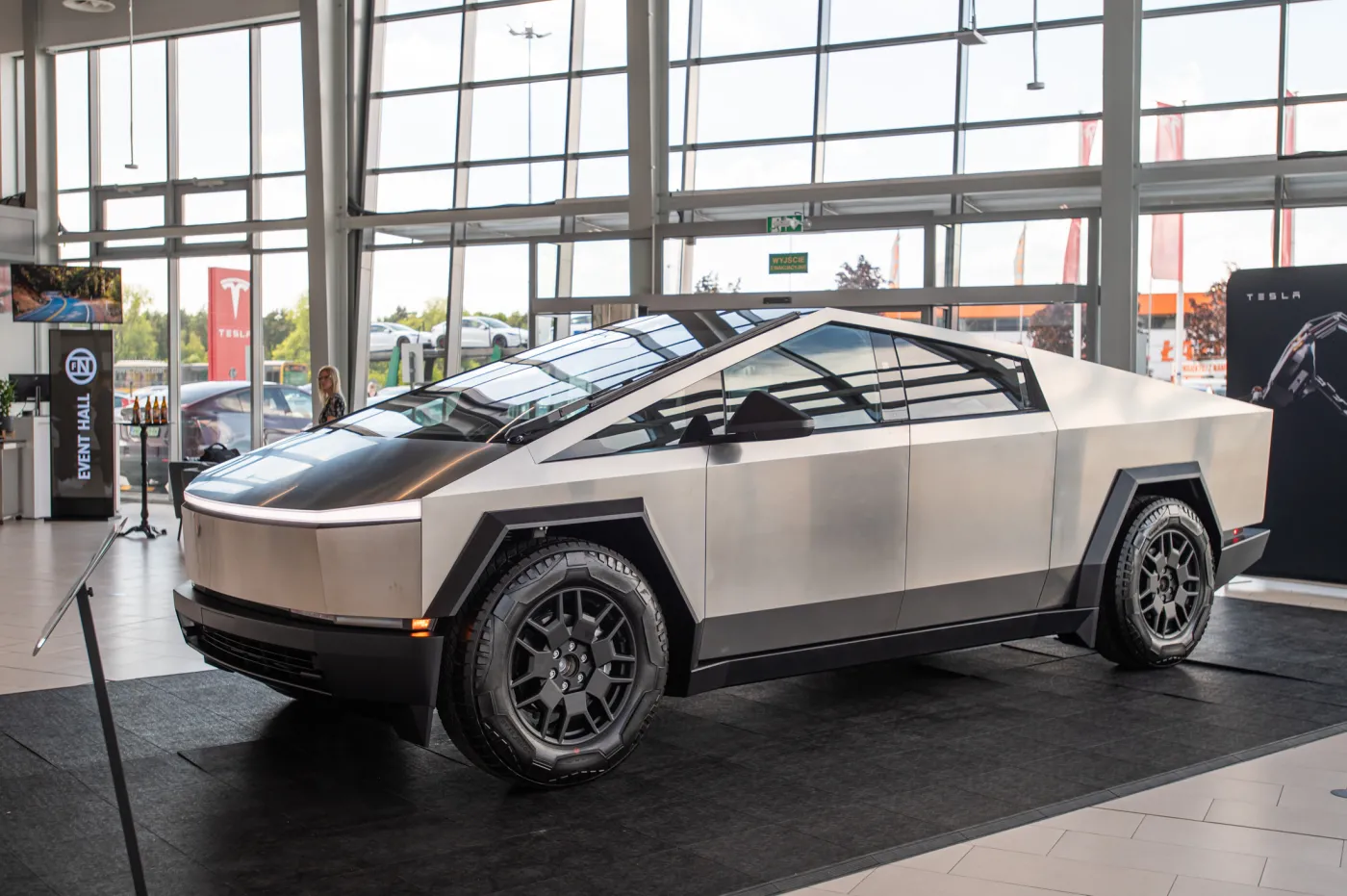 tesla-cybertruck-w-warszawie-38221532.jpg