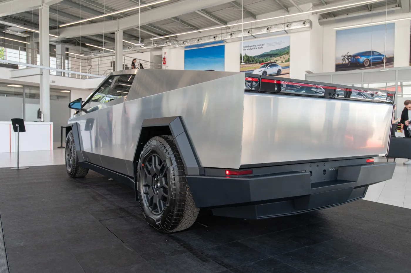 tesla-cybertruck-w-warszawie-38221570.jpg
