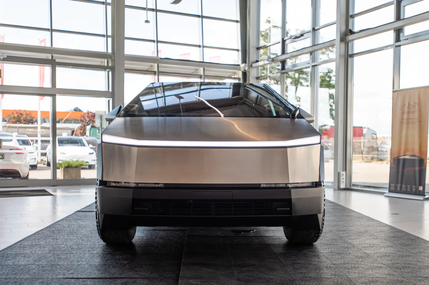 tesla-cybertruck-w-warszawie-38221645.jpg