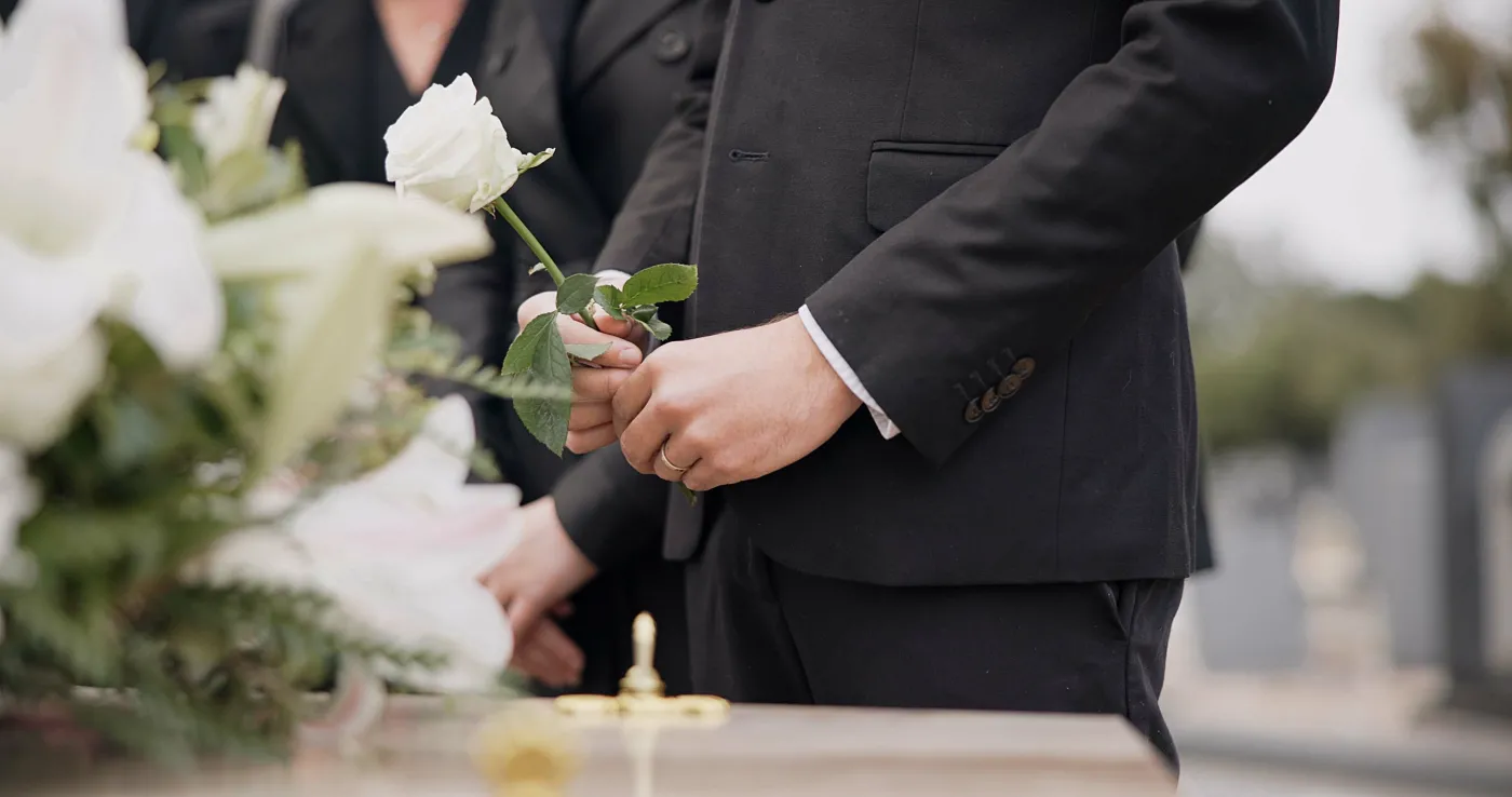 Pogrzeb trumna zasiłek pogrzebowy Hand,,Rose,And,A,Person,At,A,Funeral,In,A