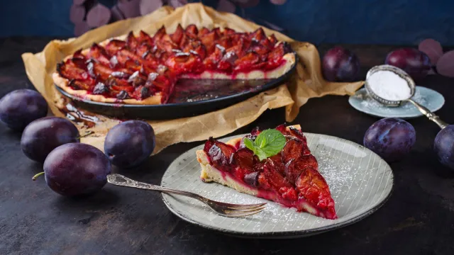 Tarta ze śliwkami i kruszonką. Przepis Jakuba Kuronia krok po kroku