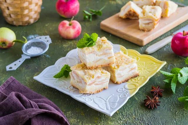 Naprawdę proste ciasto budyniowe z jabłkami. Przepis siostry Anastazji