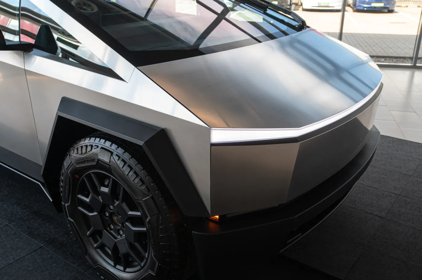 Właściciel Tesli cybertruck sprawdził, czy naprawdę jest kuloodporny. Spore zaskoczenie