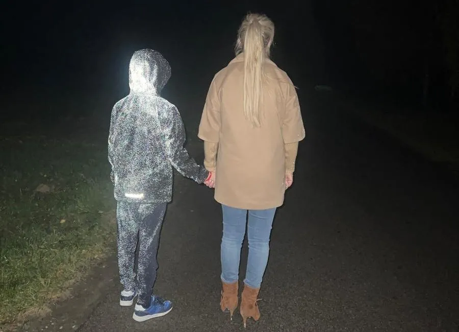 "Odblaskowy" spray uratuje życie pieszym? Policja testuje nowatorską metodę