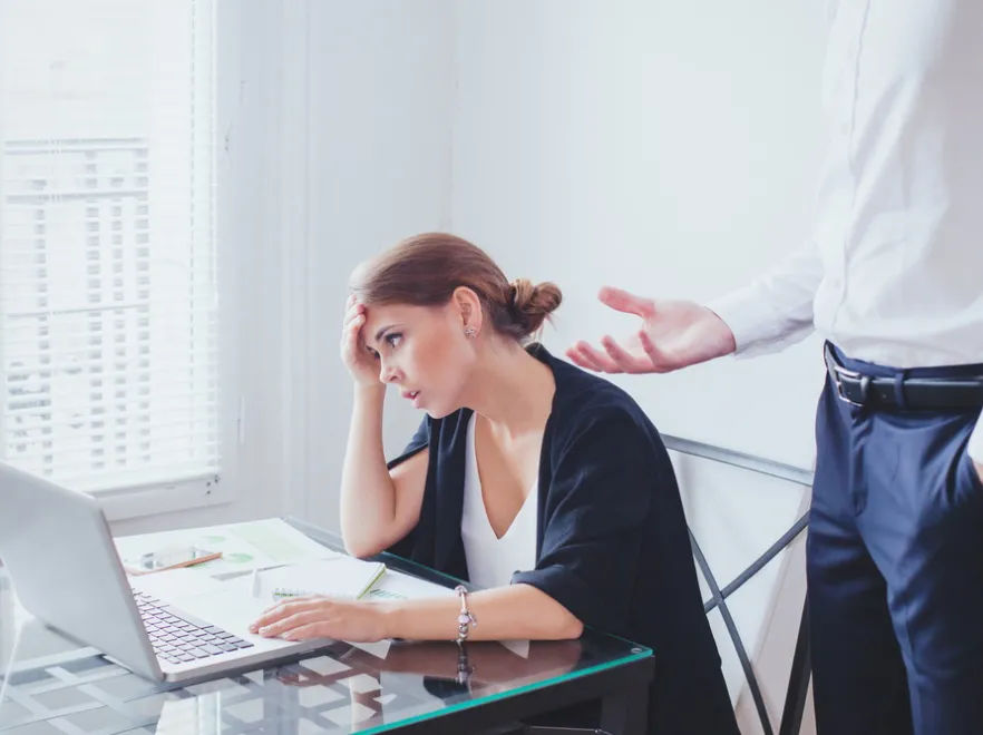 Przemoc w białych rękawiczkach: Wszystko, co warto wiedzieć o mobbingu