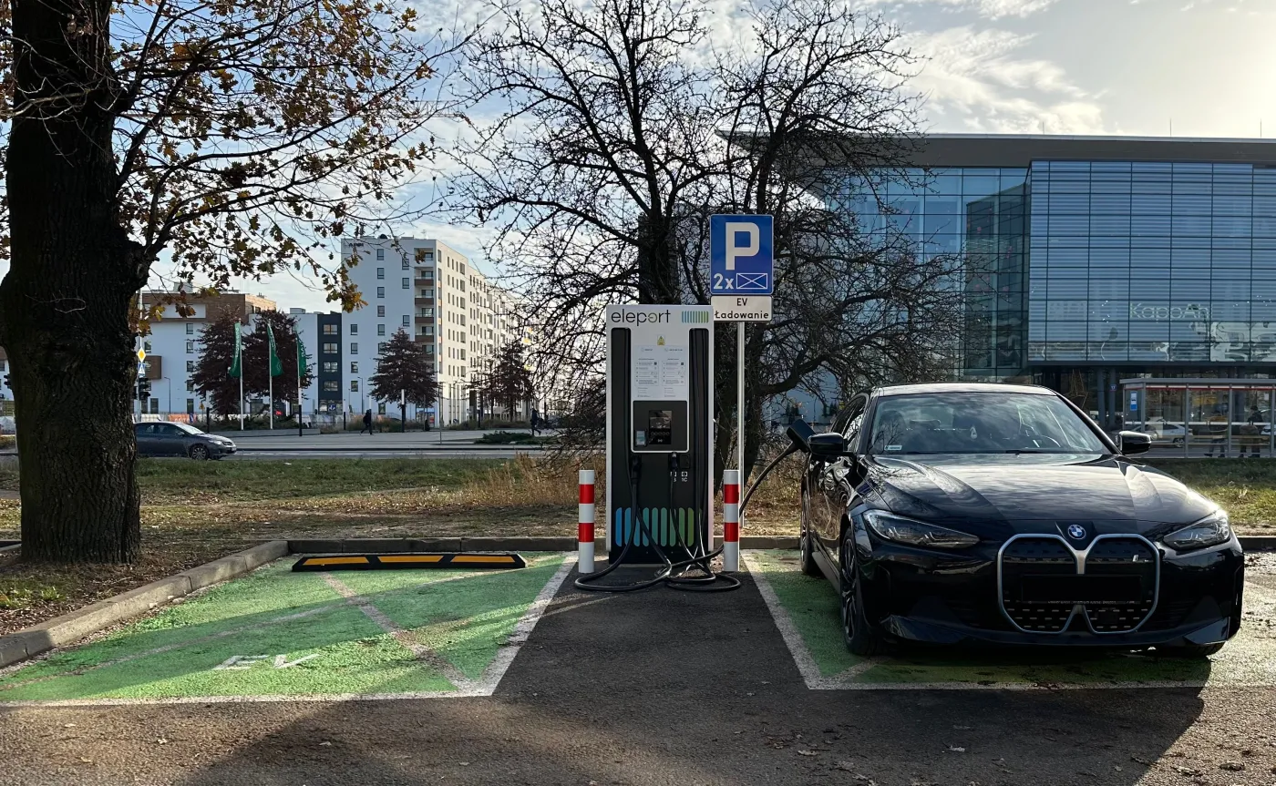 ladowanie-auta-elektrycznego-38357875.jpg