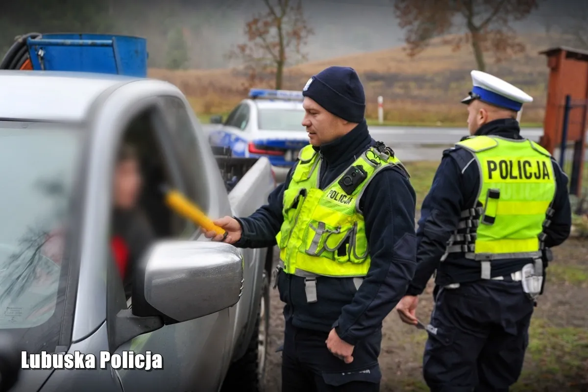 policja-kontroluje-kierowce-37667888.jpg