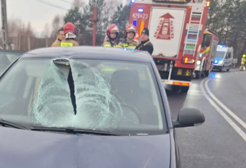 Groźny wypadek w Słupie Pierwszym. Bryła lodu z ciężarówki zraniła kobietę