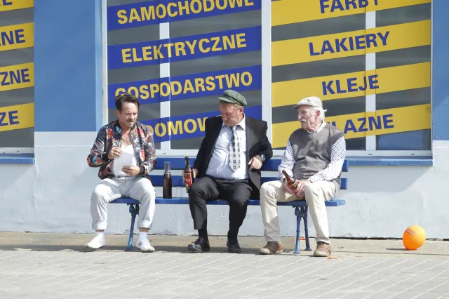 Gratka dla fanów serialu "Ranczo". Można kupić słynną ławeczkę. Za ile?