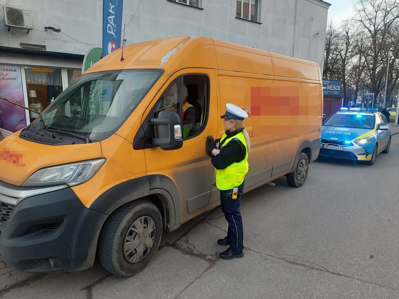 policja-kontroluje-kurierow-38401002.jpg