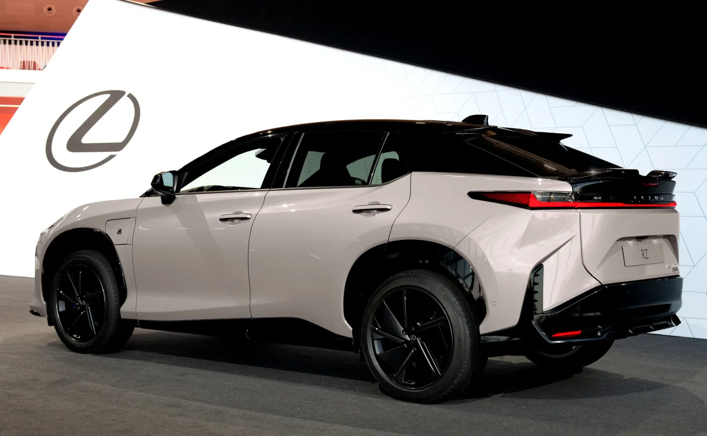 Nowy Lexus RZ 550e F SPORT