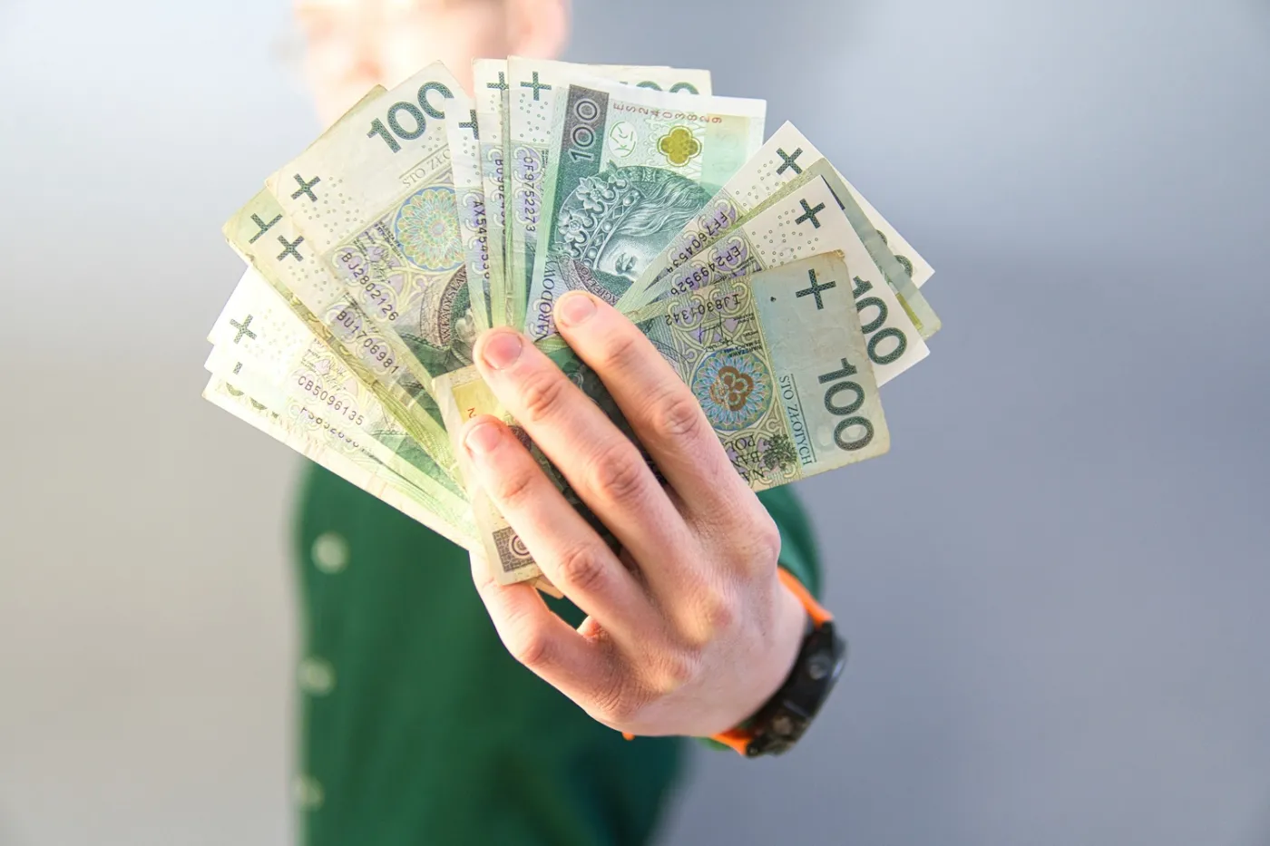 Mało kto składa wniosek o to świadczenie z ZUS. A szkoda, bo osoby pracujące mogą dostać ponad 1300 zł. I to co miesiąc