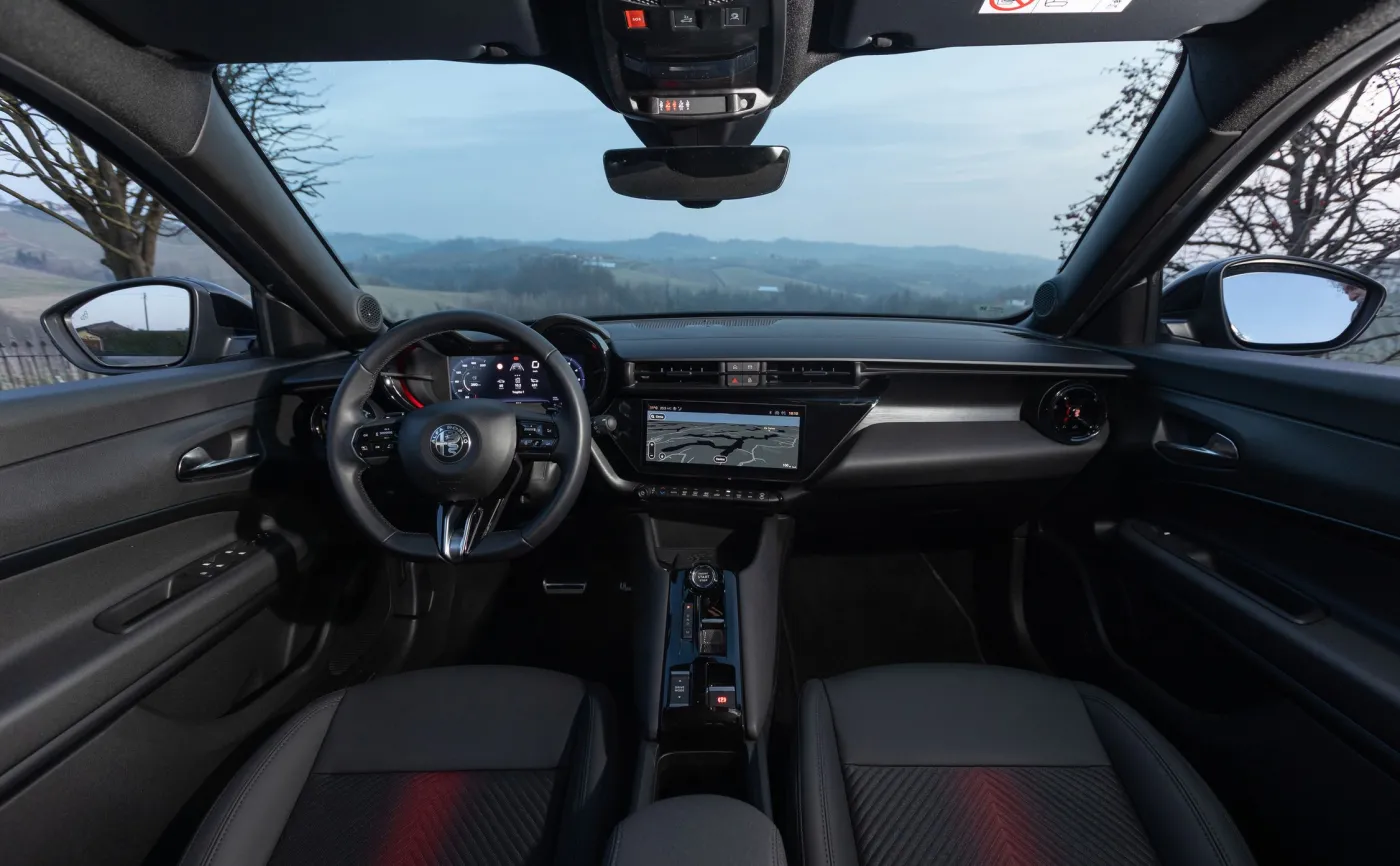 alfa-romeo-junior-ibrida-q4-38451616.jpg