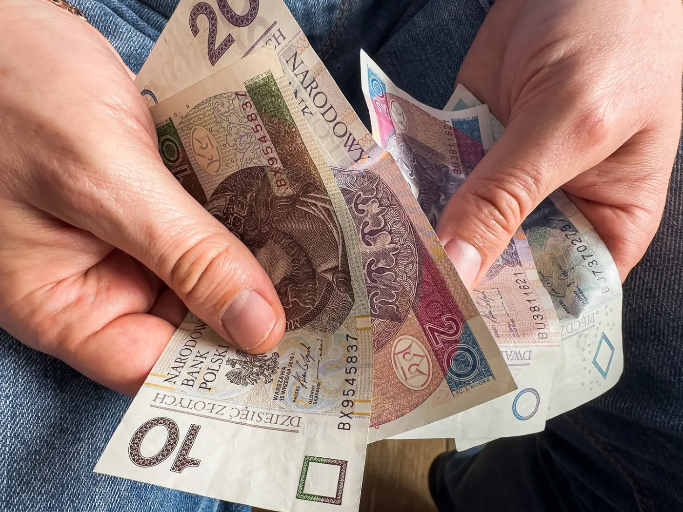 Możesz dostać 354,86 zł dodatku do emerytury. Sprawdź, kto może skorzystać