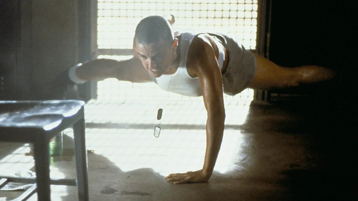 Demi Moore w filmie "G.I. Jane"