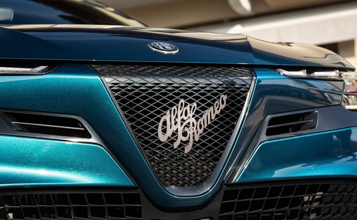 alfa-romeo-junior-ibrida-q4-38451613.jpg