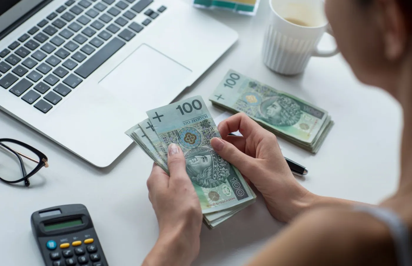 Darowizna od rodziny w 2025. Ile możesz dostać bez podatku i kiedy zgłosić ją do urzędu?