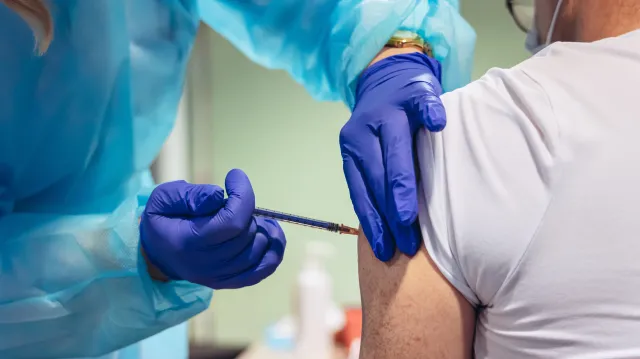 Studentka dostała omyłkowo 6 dawek szczepionki. Ale nie ma przepustki Covid