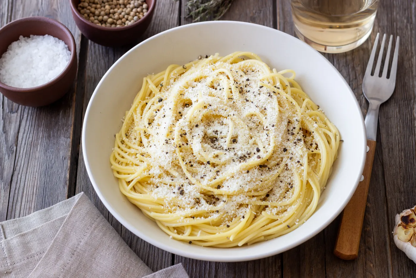 Spaghetti cacio e pepe - tylko trzy składniki, a smakuje niebiańsko  