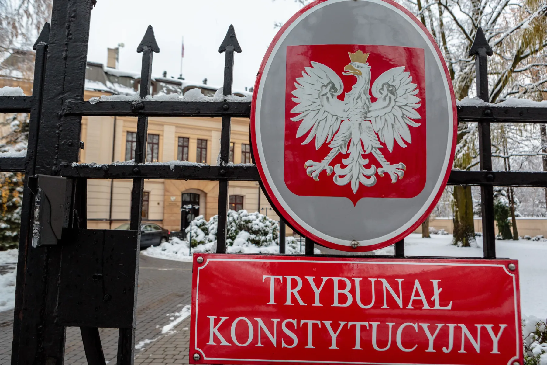 Kto odpowiada za bałagan w TK? Polacy zabrali głos