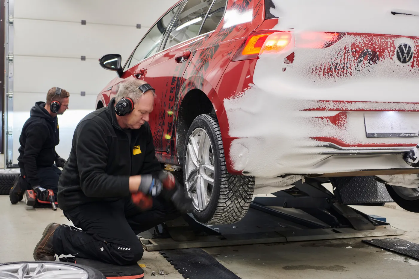 Test opon zimowych ADAC 2023: Niemcy zmieszali z błotem polską markę