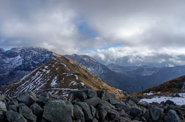 Ostrzeżenie przed silnym wiatrem w Tatrach. Może wiać nawet do 160 km/h. Słowacja: ostrzeżenie drugiego stopnia