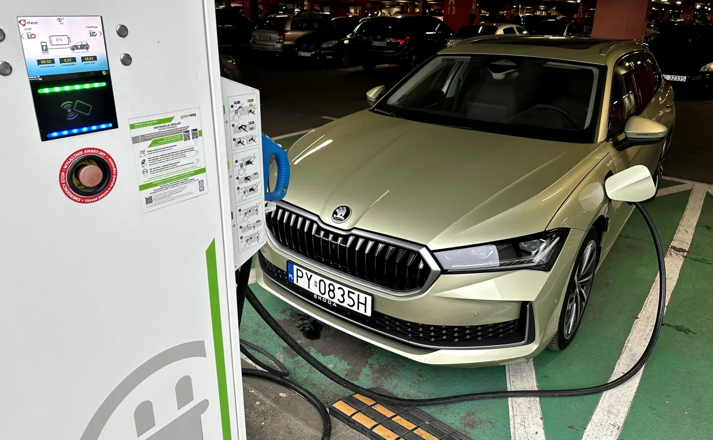 skoda-superb-plugin-hybrid-38961088.jpeg