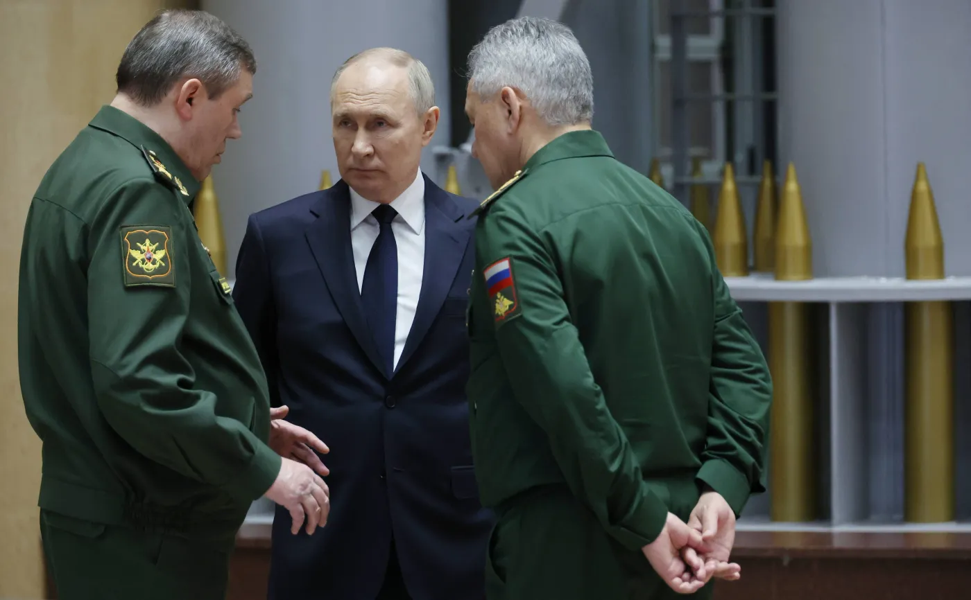 Władimir Putin i generałowie Siergiej Szojgu i Walerij Gierasimow