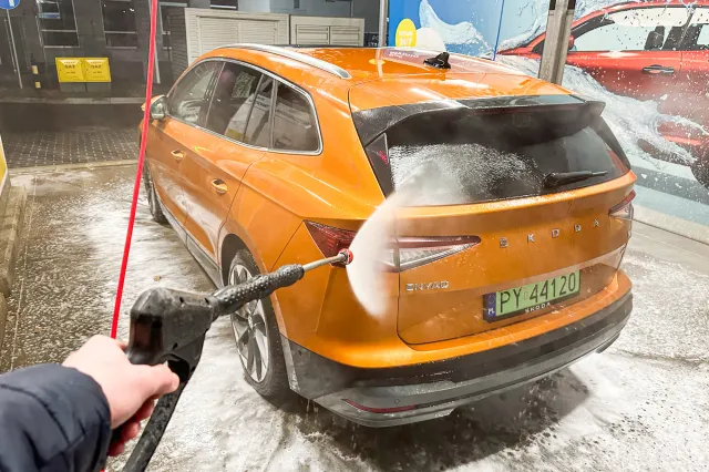 Tak zaoszczędzisz na myjni bezdotykowej. Będzie taniej i szybciej