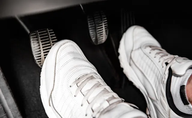 Używasz tylko lewego pedału przy ruszaniu? Sąd uderza w nawyk tysięcy kierowców