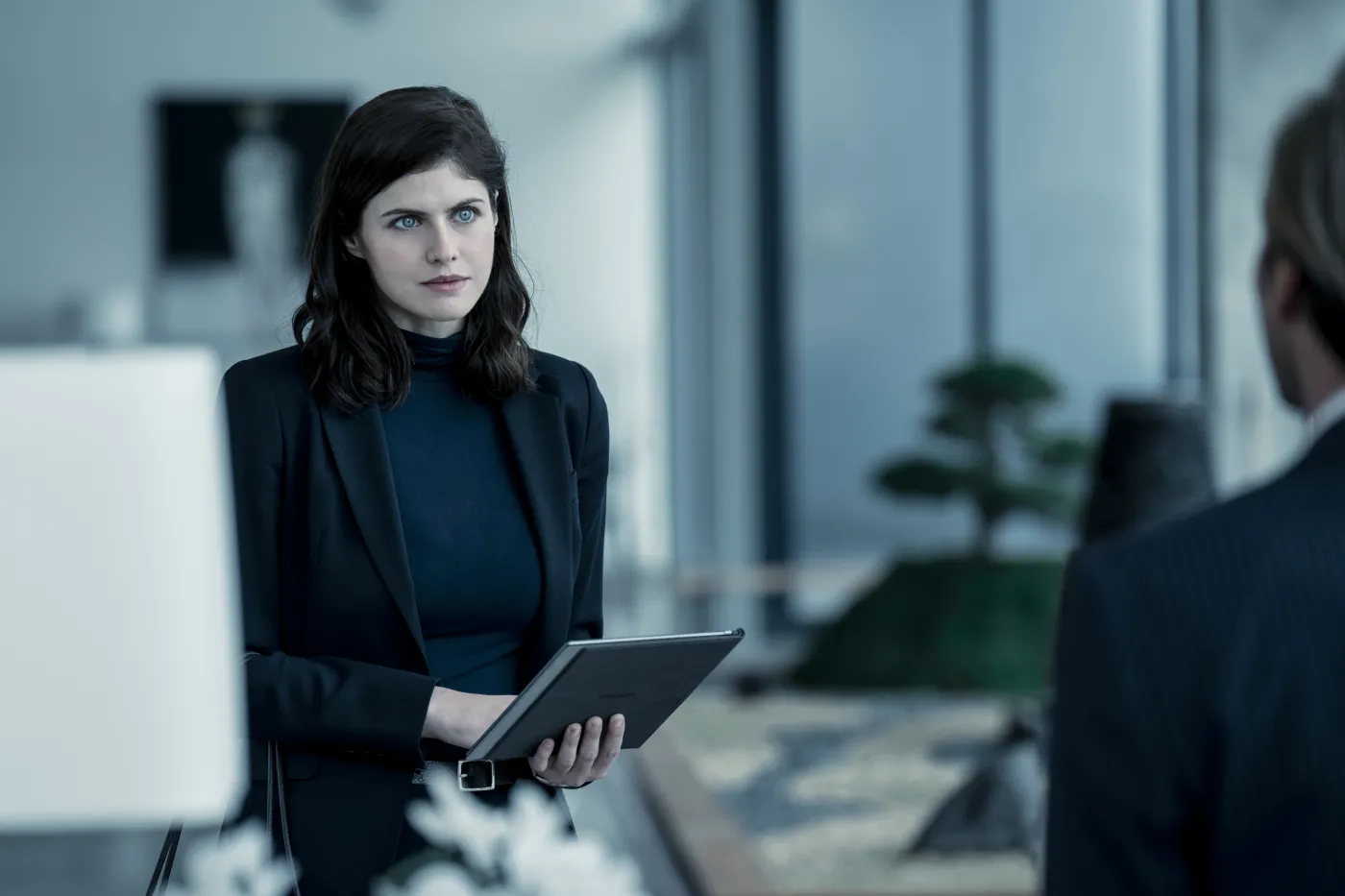 Alexandra Daddario jako Rowan Fielding w serialu "Mayfair Witches"