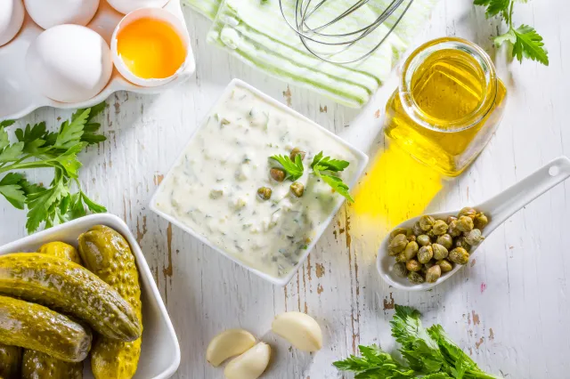 Ten sos tatarski jest tak dobry, że można go jeść tylko z chlebem. Będzie hitem Wielkanocy