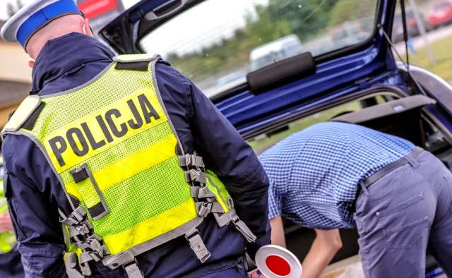 Kary na stacjach paliw. Sprawdzają oznaczenie na dnie kanistra. Kierowcy zaskoczeni mandatami