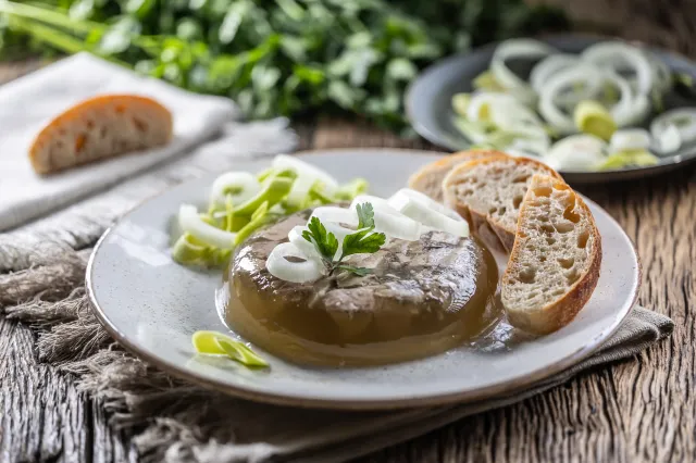 Huspenina, czeski przysmak, który jest kolagenową bombą. Podajemy przepis