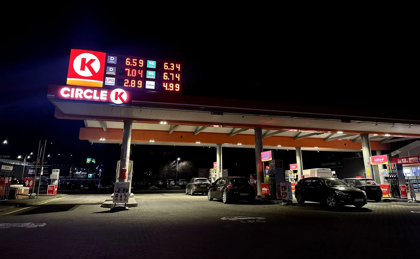 Sprawdziłem ceny na stacjach rano 4 marca. Przetarłem oczy, benzyna 95 już po tyle [RELACJA]