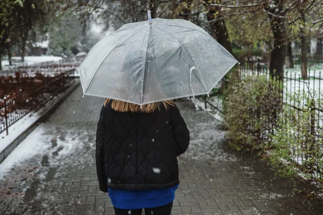 Wielki zwrot w pogodzie? "Kwiecień plecień" uderzy z podwójną siłą. Lepiej wyciągnijcie to z szaf