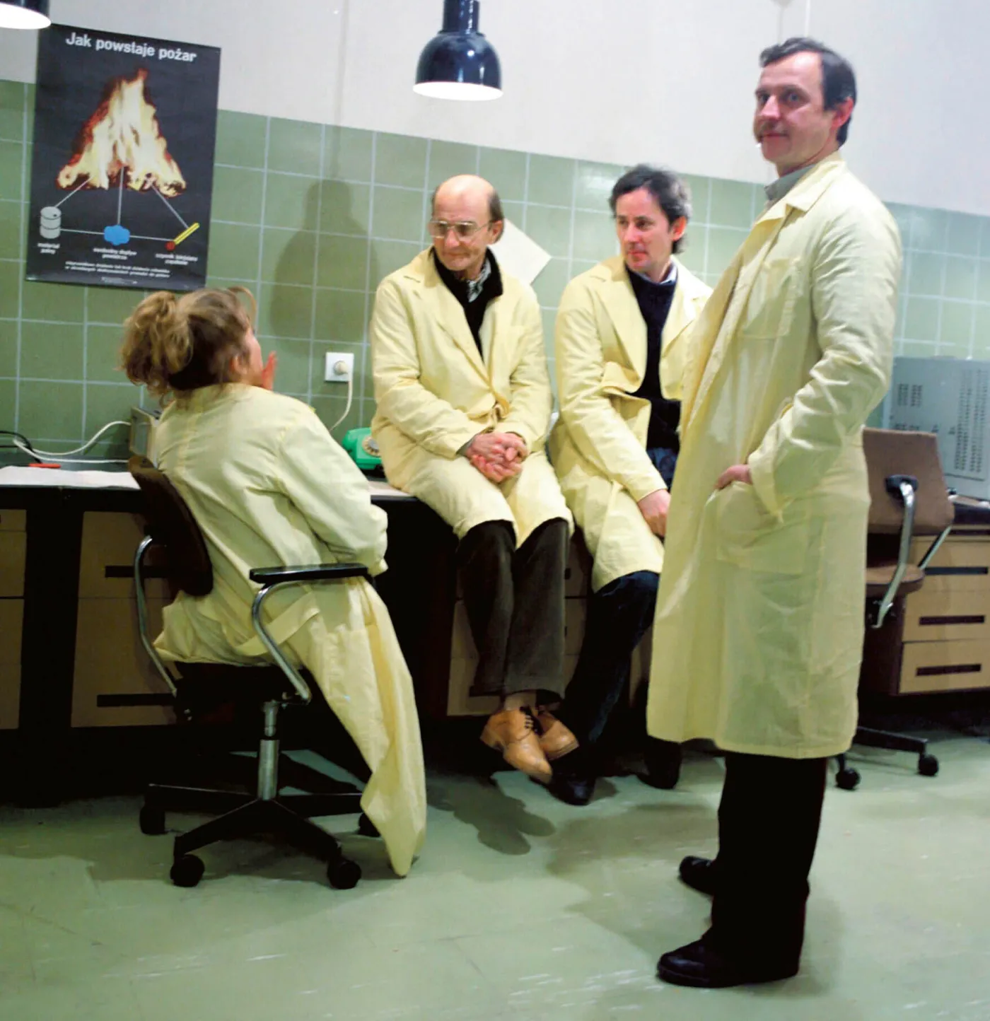 Bohaterami serialu „W labiryncie” byli pracownicy laboratorium farmaceutycznego. Na pierwszym planie Marek Kondrat