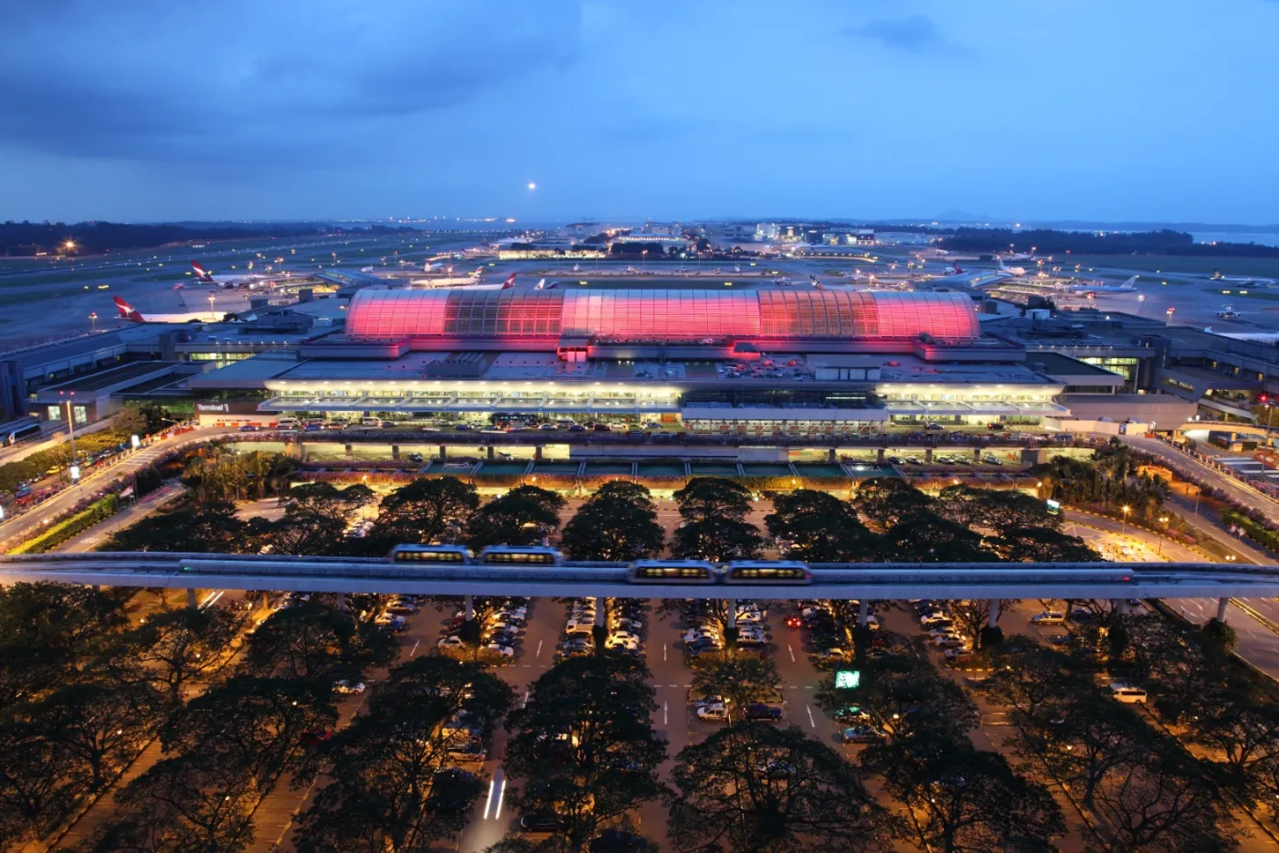 Termial 1 - panorama w nocy. Fot. Changi Airport Group