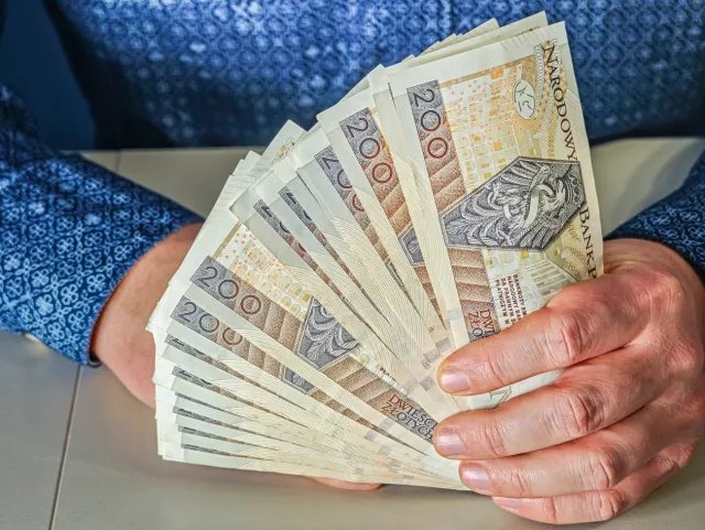 Prawie 1900 zł dla rodziców. Jak otrzymać świadczenie?