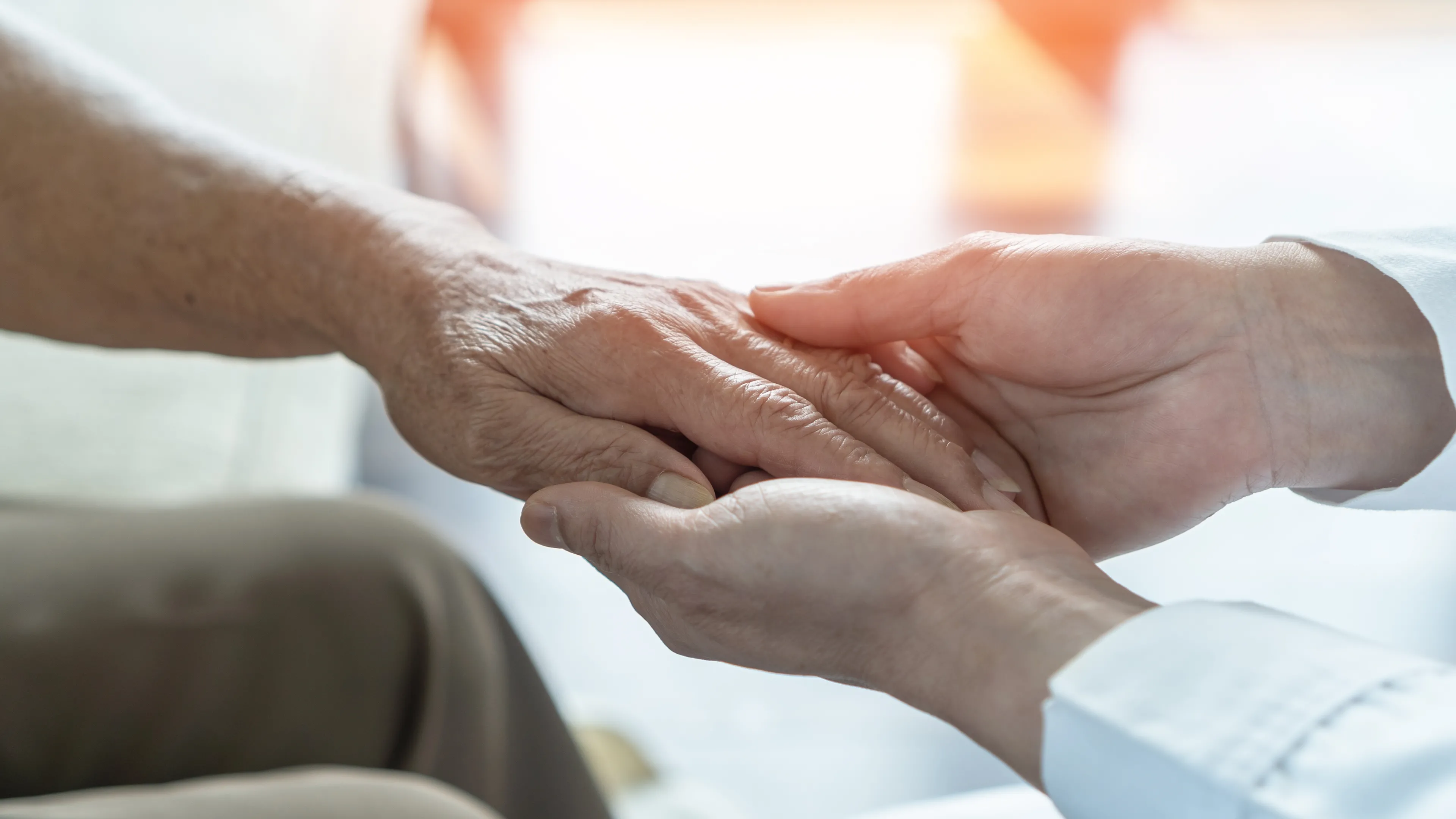 Reumatyzm u kobiet krok po kroku – objawy, leczenie i najważniejsze fakty