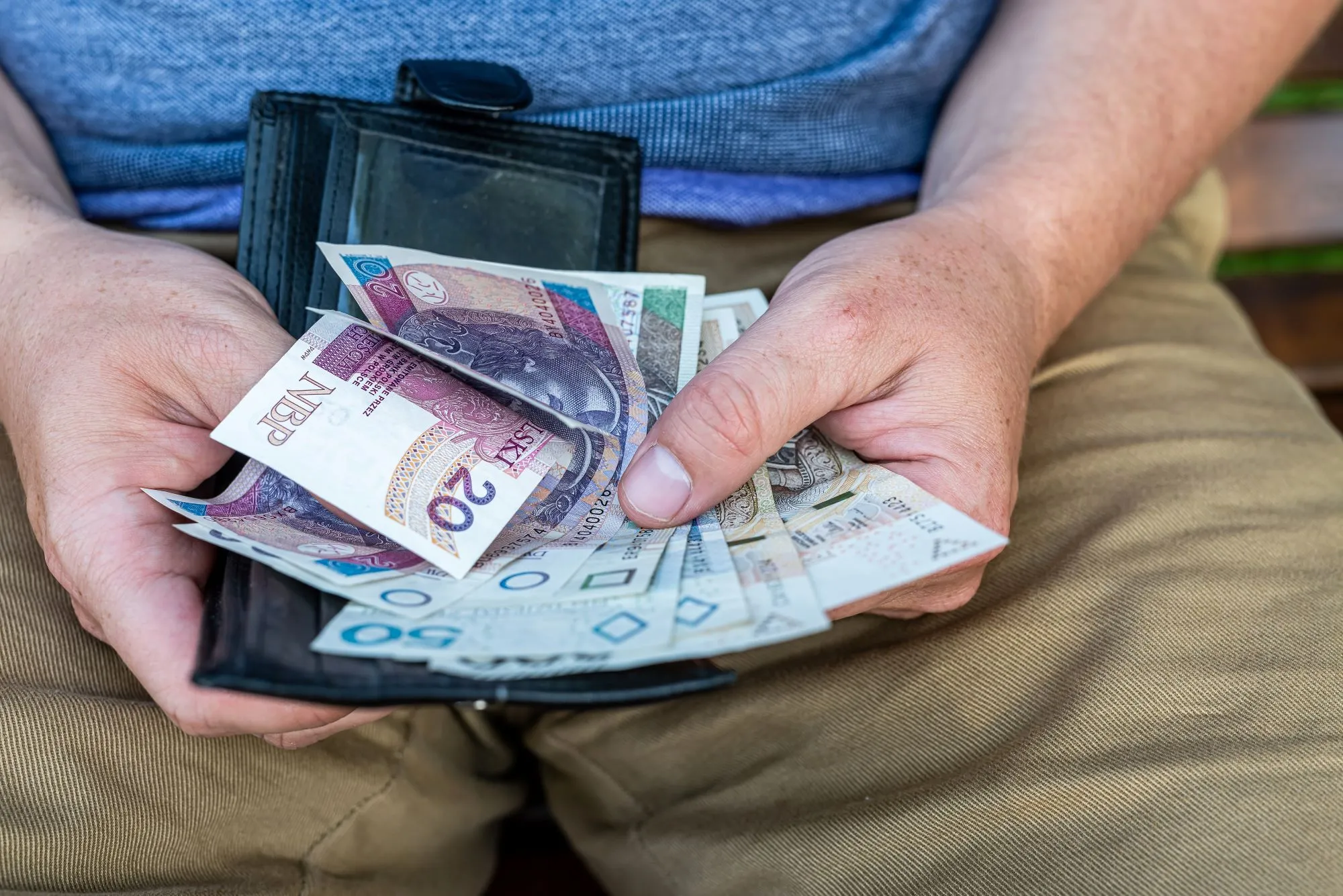 Zasiłek pielęgnacyjny 2026. Komu przysługuje 215,84 zł i czy będzie podwyżka świadczenia w 2027 roku?