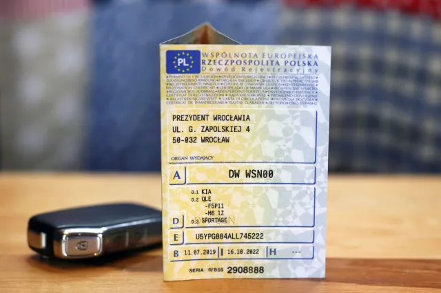 Koniec papierowego dowodu rejestracyjnego. Rząd podał dokładne daty