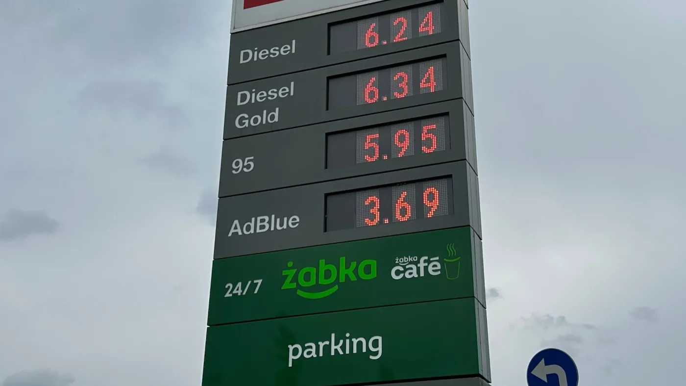 Zbliżenie pylonu cenowego stacji Avia w Polsce, pokazujące cenę benzyny 95 na poziomie 5.95 zł/l, autorskie zdjęcie potwierdzające niską cenę