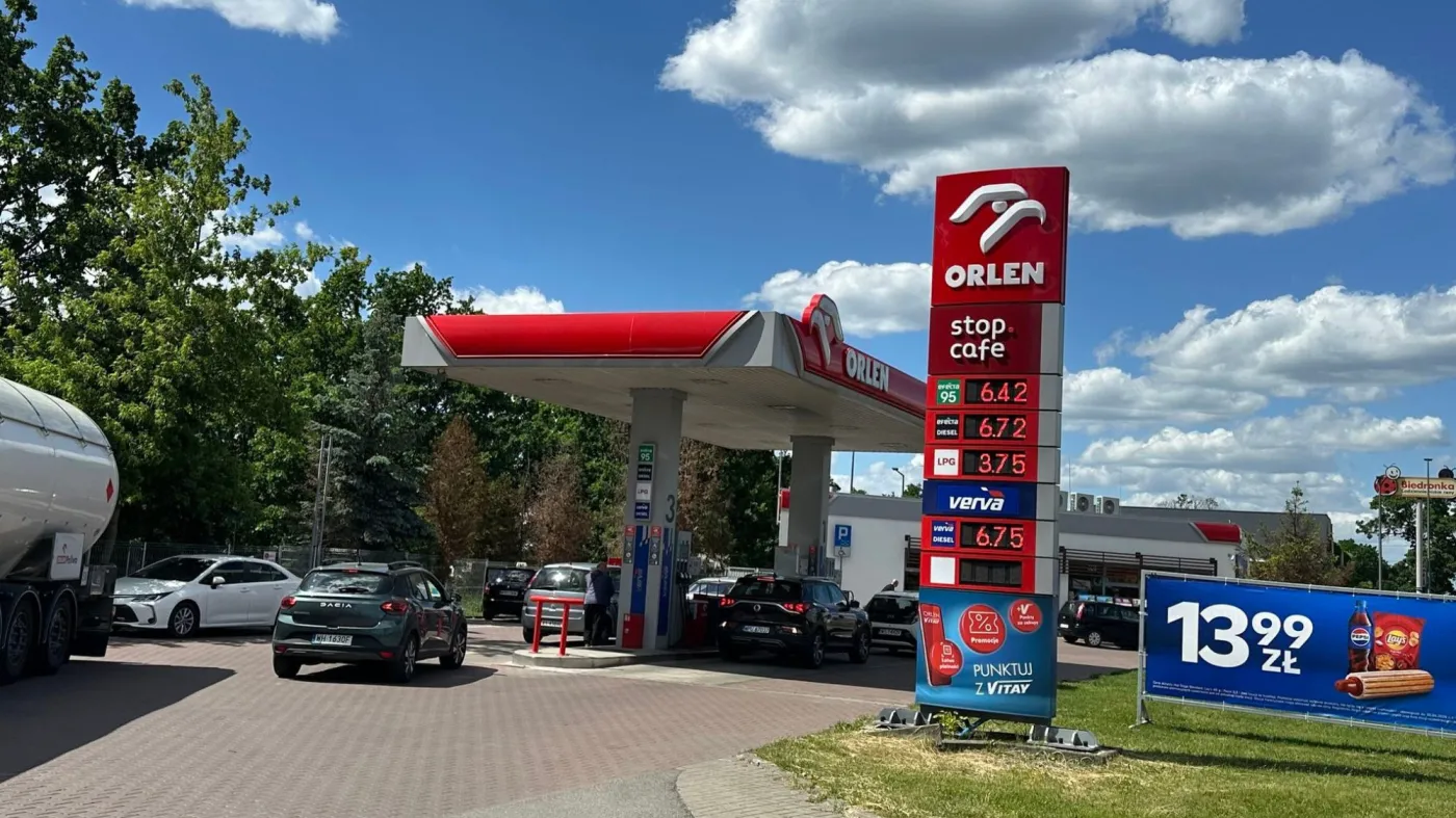 Ceny paliw na stacji Orlen pod koniec maja 2026 roku. Pylon pokazuje stawki: benzyna 95 – 6,42 zł, diesel – 6,72 zł, LPG – 3,75 zł
