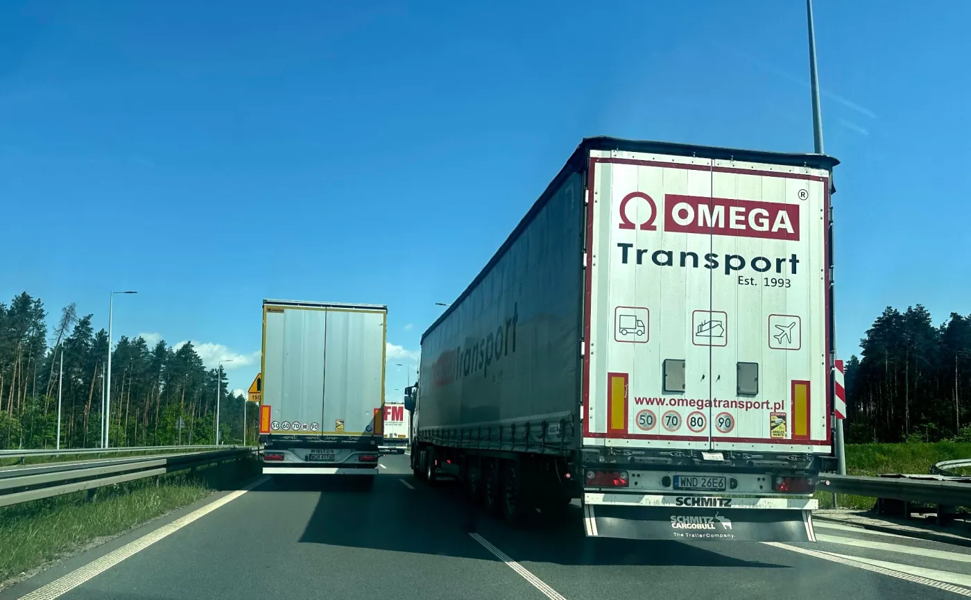 Wyprzedzanie się ciężarówek