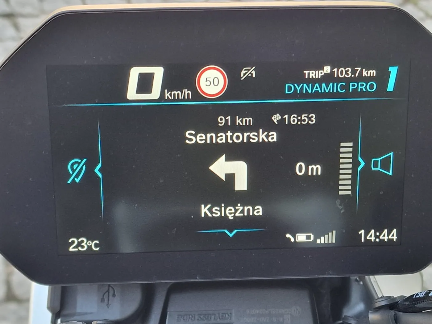 BMW R1300R - widok ekranu nawigacji z telefonu przez aplikację BMW