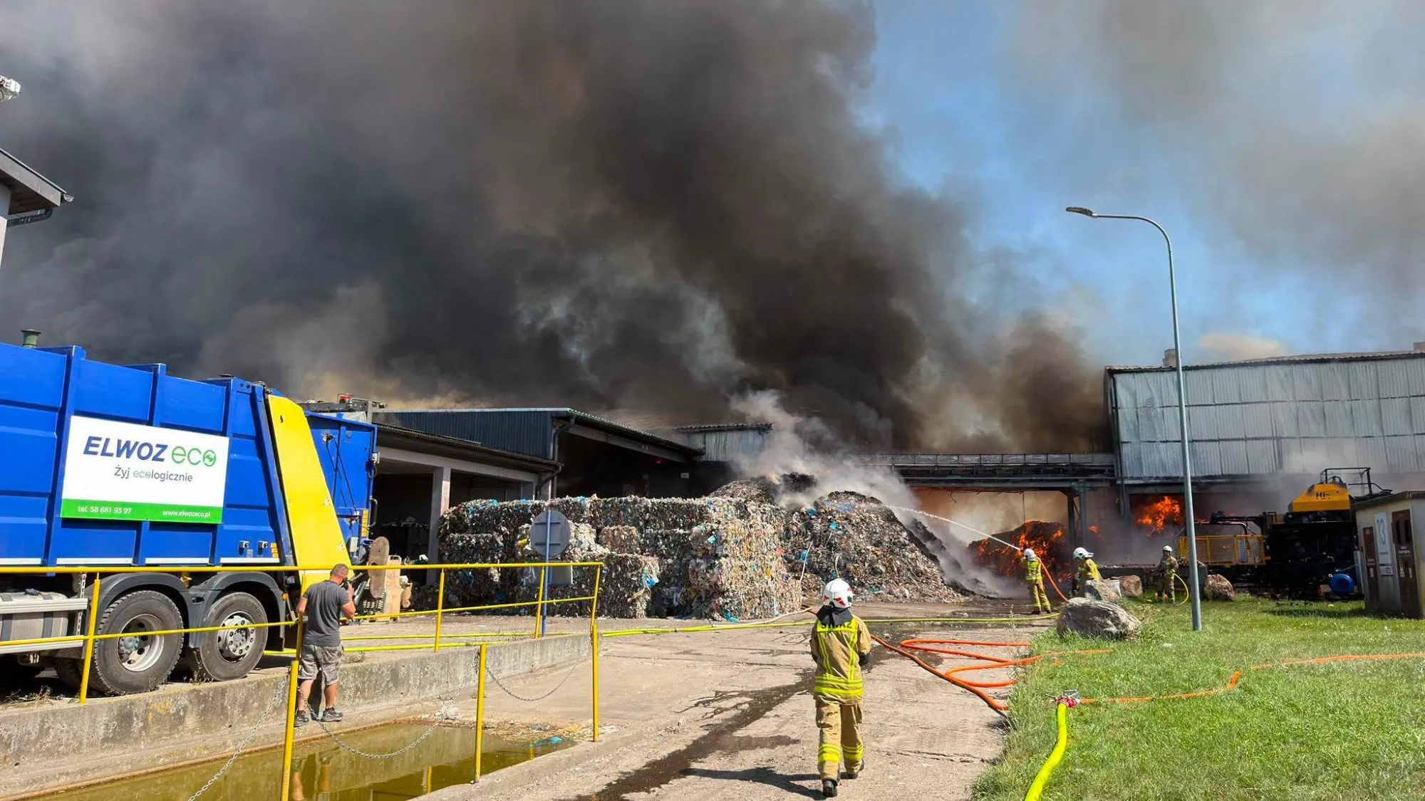 Wielki pożar na Pomorzu. Blisko 100 strażaków gasi trzy hale