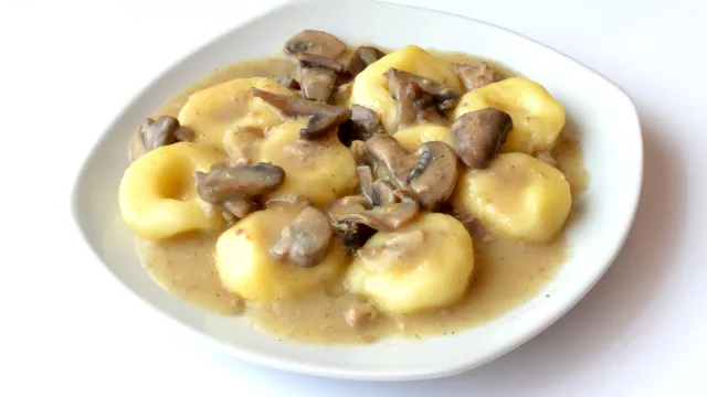 Pyszny obiad na piątek. Podajemy przepis, Ty gotujesz. Genialnie proste kluski z dziurką i aromatyczne pieczarki